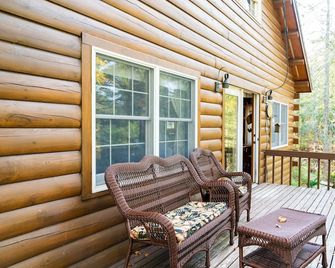 Classic Log Home on Pristine Maine PondbrKayaking Heaven, Loons, Bald Eaglesbr - Bucksport - Balcony