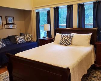 Lilly's Loft at Spring Creek Ranch - Mount Shasta - Bedroom