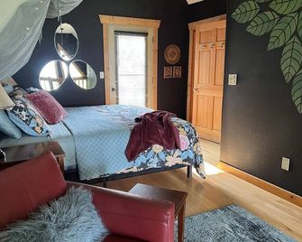Riverview Cabin! Overlooking the Mississippi River with year-round HOT TUB! - Ferryville - Bedroom