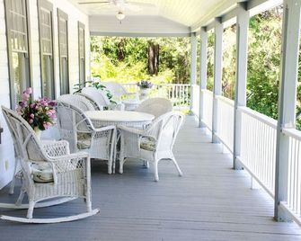 Carrville Inn, Carrville Inn and Resort - Trinity Center - Patio