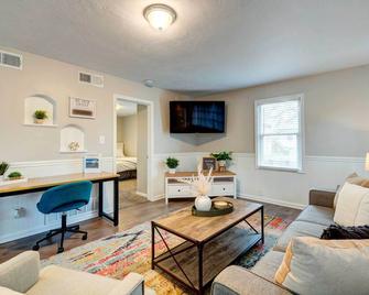 Cozy Ogden Cottage 1 Mi to Downtown! - Ogden - Living room