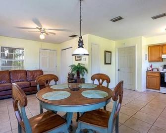 Connect with Nature at this Peaceful home near by multiple springs and trails . - Chiefland - Comedor