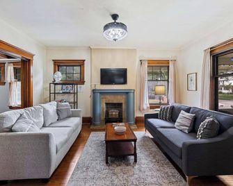 Historic Old West End Entire Home - 4 Bedrooms next to Arboretum - Toledo - Living room