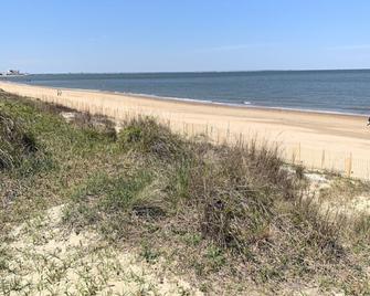 Beach Side Studio #4 apts - Norfolk - Playa