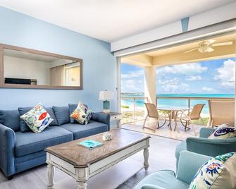 Top Floor, Luxurious 1-Bedroom Oceanfront Suite - Grace Bay - Living room