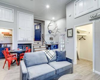 Cherry Tree Studio Arizona Retreat Near Route 66 - Williams - Living room