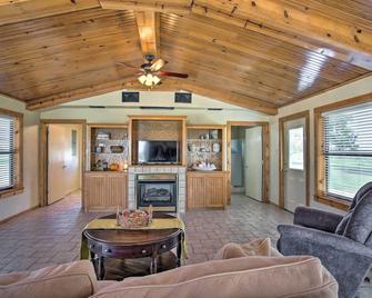 Pet-Friendly Efficiency Cottage w/ Pool! - Calera - Living room