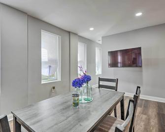 Baltimore Abode, Walk to Cross Street Market! - Baltimore - Dining room