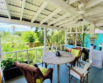 Charming 2-bedroom cottage walk to the ocean or bay! - Grand Isle - Balcón