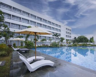 Raja Hotel Kuta Mandalika Resort & Convention - Kuta - Bazén