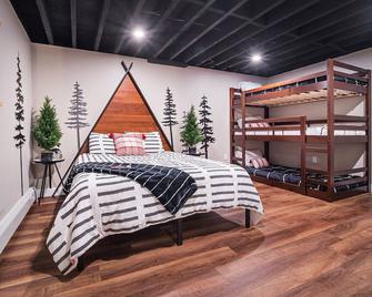 Hot Tub Playhouse Game Room Bbq Firepit - Hawley - Bedroom