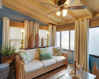 Fish On-Site Okeechobee Cabin With Pool - Okeechobee - Living room