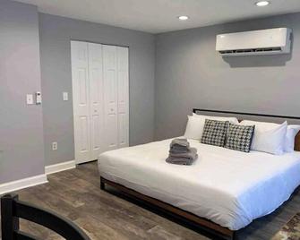 ✪King Bed Studio✪ in Suburbs -Perfect Long Term Stay - Clifton Heights - Bedroom