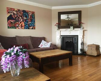 Eden Cottage Countryside Retreat - Ennis - Living room