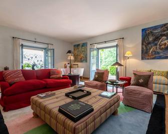 Unique designer villa & garden, great comfort, heated pool, tennis court, cook. - Torricella in Sabina - Sala de estar