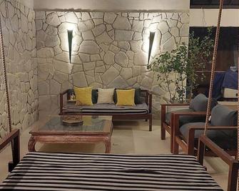 Ella Nine Peaks - One Room in ' The Club House ' with Ac Tv and pool - Ella - Lounge