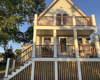 Welcome to Holiday House - Tiverton - Building