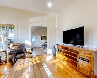 Bianca's House - Gloucester - Living room