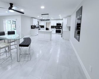 This is it: Red Door Vacay House in Delightful Brandon with Game Room and Pool - Brandon - Їдальня