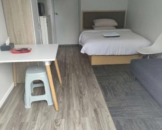 2 Double Beds including 1 Sofa Bed Garden Chalet, 14 Phyllis St, Mt Albert, Auckland - Auckland - Habitación