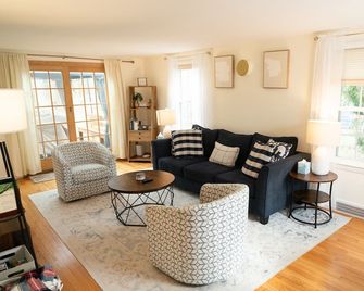 Charming & Cozy 3br Home Mins To Su-Esf-Upstate-Le Moyne - Syracuse - Living room