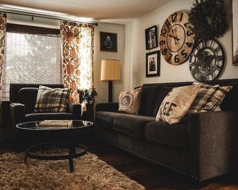 Charming Buffalo suburb home. Close to downtown and Niagara Falls - Amherst - Living room