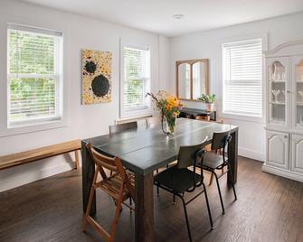 1880s Brick home, just steps to Main St. No chores. - Beacon - Dining room