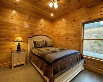 Ruby Bear - 2 Bedrooms, 1 Baths, Sleeps 4 Cabin - Tellico Plains - Bedroom