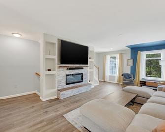 Chic Modern Townhouse 4br 4b - Wilmington - Living room