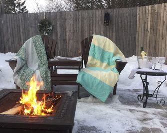 The King's Hideaway. Hot tub/pizza oven/pets welcome/shops&rest. 20 min. away,\n - Kingsclear - Patio