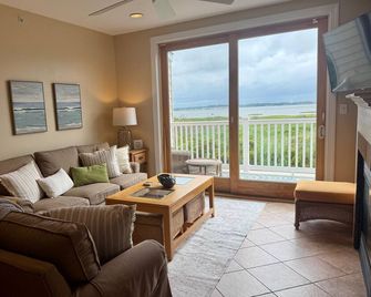 Bayfront Beauty in Fenwick Island-5BR/4BA Sunset Views/Pier/Pool/Walk to Beach - Fenwick Island - Wohnzimmer
