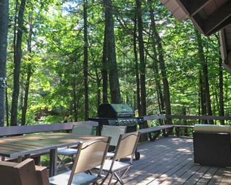 Private waterfront cabin with large deck, private dock, kayaks & gas grill - Naples - Patio