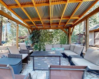 Dog-friendly home with private hot tub, firepit, wood fireplace, grill, & W/D - Brockway - Patio