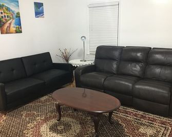 Mo's White House - Dearborn - Living room