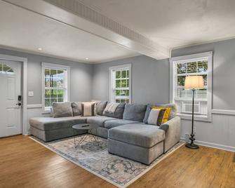 King Size Beds! Close to Carlisle Fairgrounds! Private Deck! - Carlisle - Living room