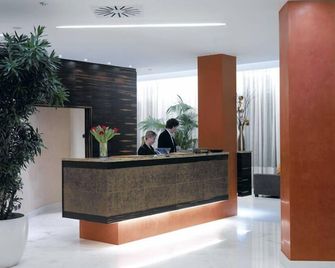 호텔 하비타트 - 기우자노 - 프론트 데스크