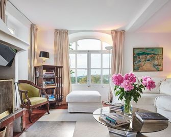 Beautiful bastide with sea view and large garden - Saint-Tropez - Living room