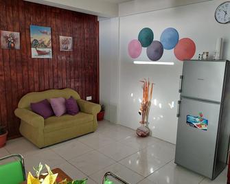 Charming 1-bedroom apartment in gorgeous Giraudel with WiFi, AC, beautiful view - Roseau - Wohnzimmer