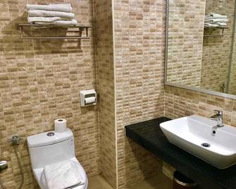 Midcity Hotel Melaka - Malacca - Bathroom
