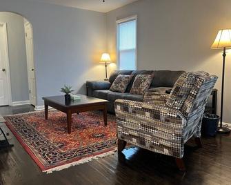 Convenience 2 Bedroom House to Explore All of St Louis - St. Louis - Wohnzimmer