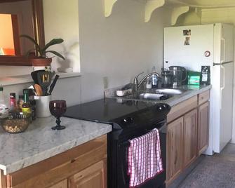 Camden 2 BR 1 BA, 1.4 miles from camden center. Stars and peepers and fireflies! - Camden - Küche
