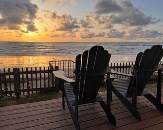 Purple Moon #3 - Beautiful Beachfront home with private access to the beach - Lincoln City - Patio