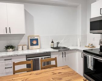 Brand new 2 bedroom basement in Leduc(10mins from YEG airport) - Leduc - Kuchyň