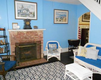 Half Block from Beach in the heart of Cape May - Cape May - Living room