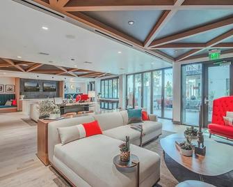 Upscale Hollywood Retreat- King 1bd Pool-Jacuzzi-Rooftop - Burbank - Lobby