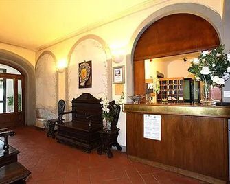 Case Belvedere - Colle di Val d'Elsa - Front desk