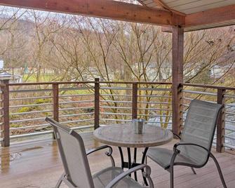 The Boat House Creekside Escape in Hot Springs! - Hot Springs - Balcony