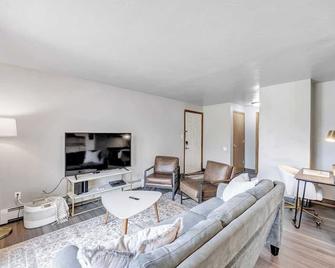 Conveniently Located Two-Bedroom Suite - Green Bay - Living room