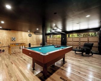 New Large Backyard ~ Game Room ~ Firepit ~ Lake - Skaneateles
