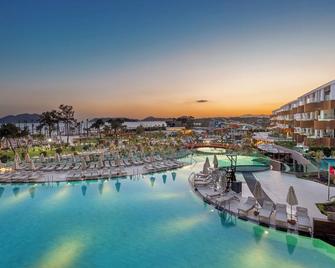 Liberty Signa - אולודניז - בריכה